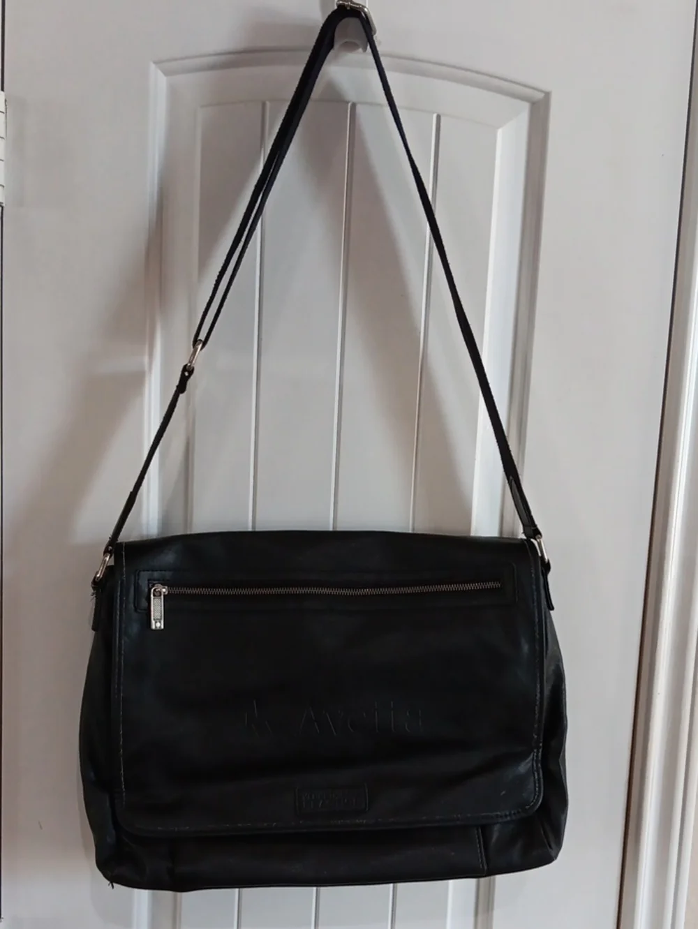Kenneth Cole Reaction Black Faux Leather Messenger Laptop Bag Model 9950-20BK